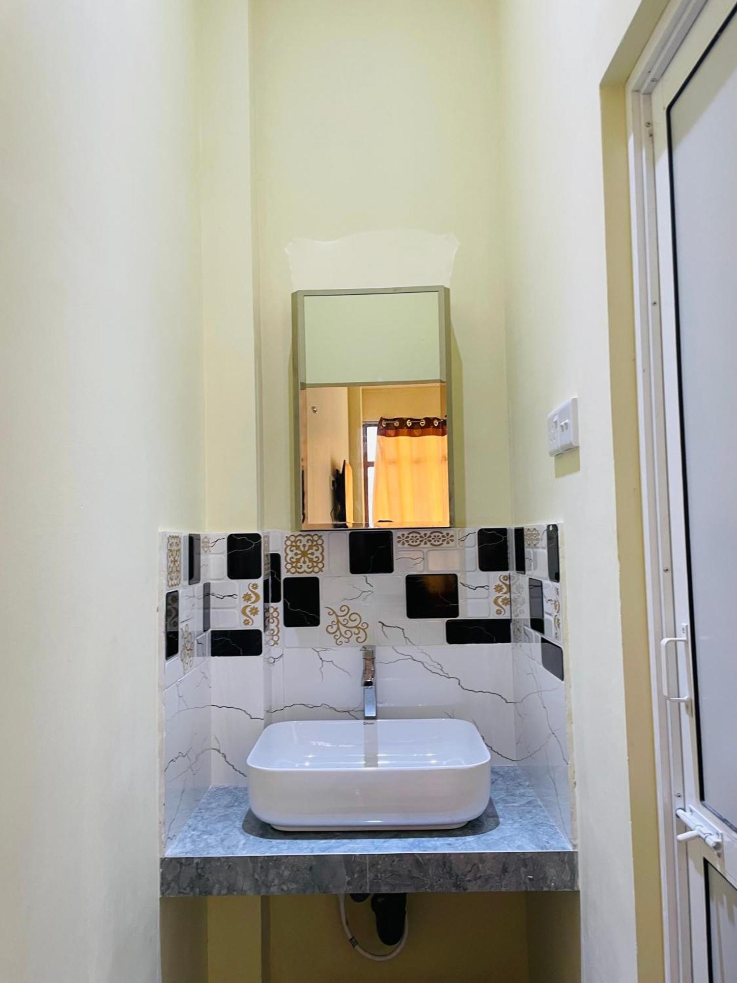 Great Victoria Palace Ratnapura Ngoại thất bức ảnh